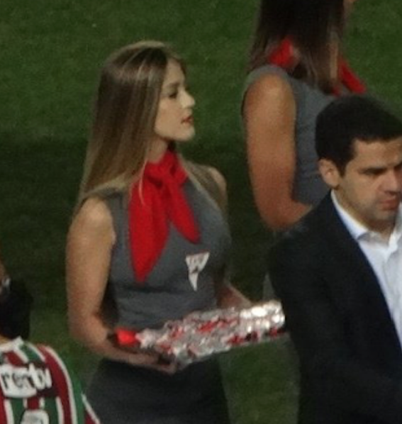 Jogador se apaixona por loira misteriosa em partida e oferece prêmio para achá-la