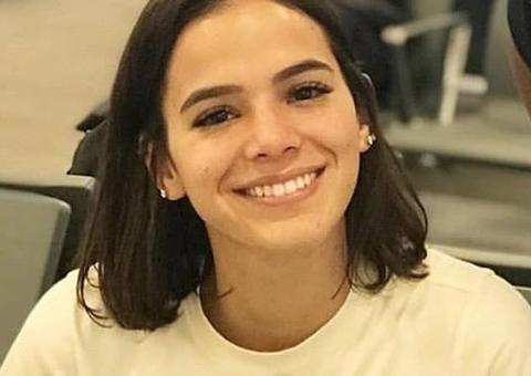 De férias, Bruna Marquezine surge sorridente em aeroporto e fãs especulam destino