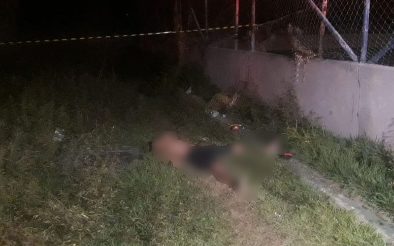Com tiro na nuca e sinais de tortura, homem é encontrado morto ao lado de campo em Manaus