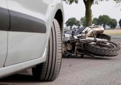 Mulher tem perna amputada após colisão entre carro e moto no Amazonas 