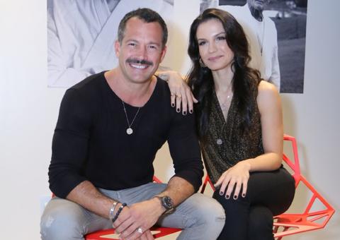 Malvino Salvador e Kyra Gracie trocam beijos em inauguração de academia no Rio