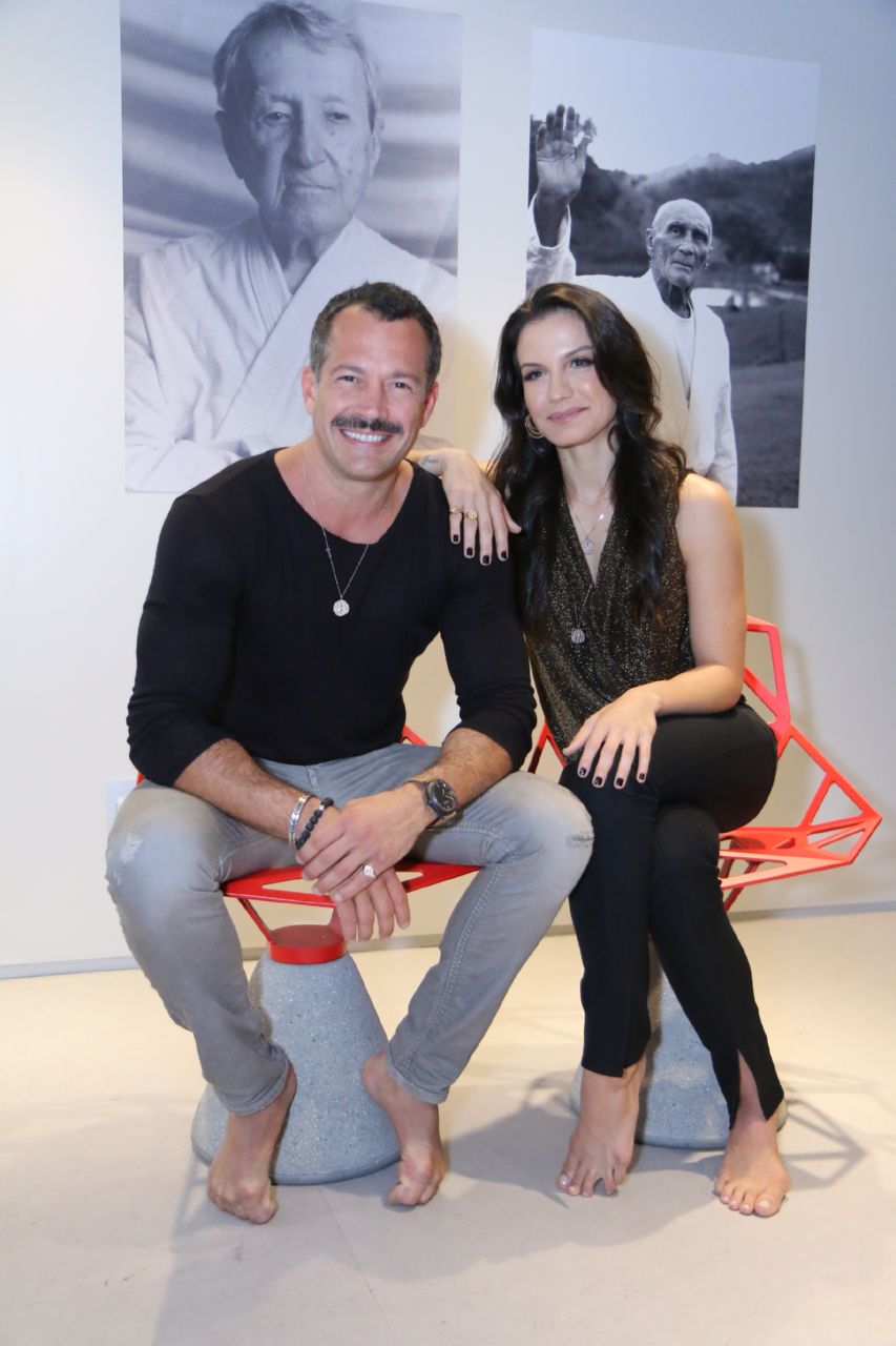 Malvino Salvador e Kyra Gracie trocam beijos em inauguração de academia no Rio