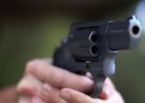 Mulher morre após ser baleada na cabeça dentro de casa durante confronto entre PMs e traficantes