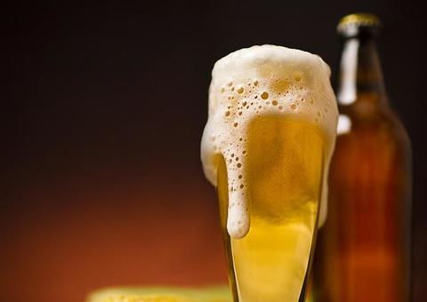 Especialista revela curiosidades sobre uma das bebidas mais populares no mundo, a cerveja 