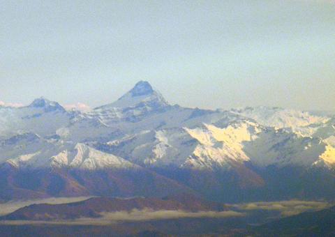 Alpinista cava esconderijo na neve e sobrevive 7 dias preso em montanha