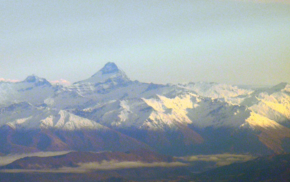 Alpinista cava esconderijo na neve e sobrevive 7 dias preso em montanha