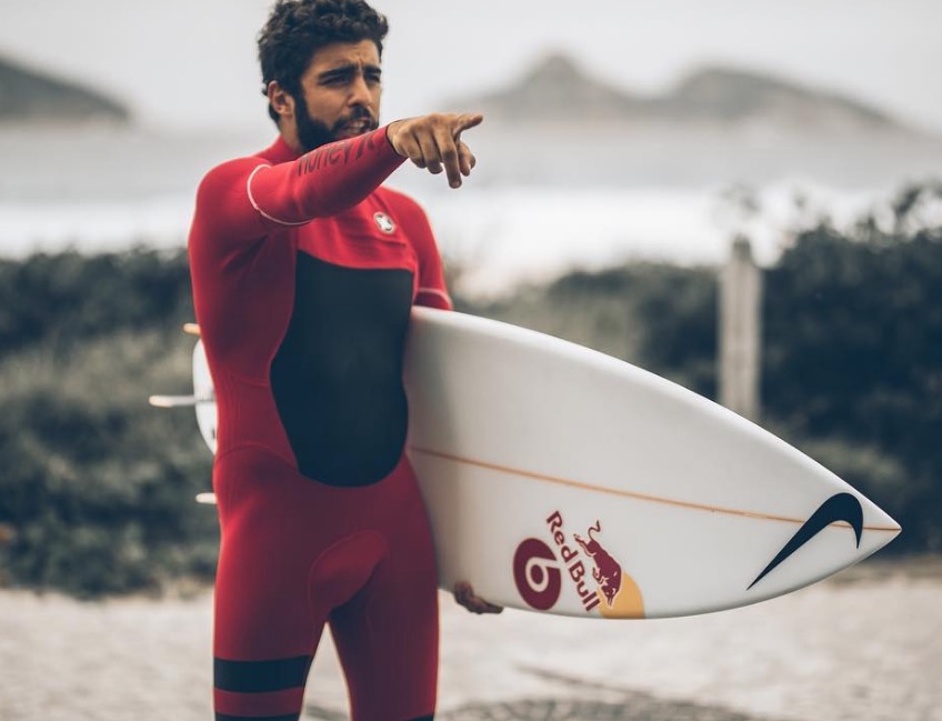 Pedro Scooby fica à deriva após naufrágio na Indonésia 