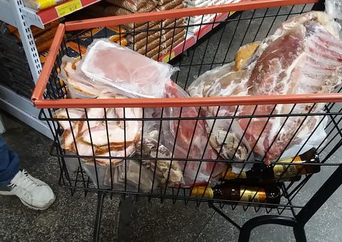 Procon apreende cerca de 20kg de carne estragada em supermercado em Manaus
