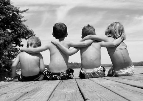 Pessoas com amigos de infância são menos ansiosas e mais saudáveis, diz estudo