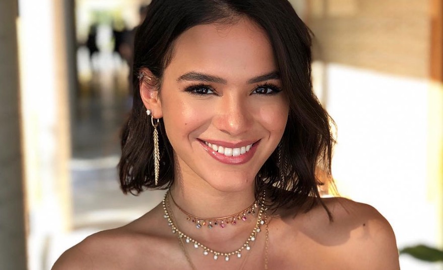   Bruna Marquezine desembarca no exterior e revela destino de férias