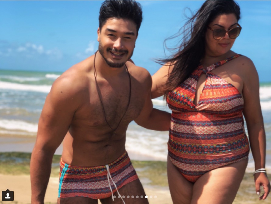 Fabiana Karla mostra fotos de férias ao lado de namorado gato   