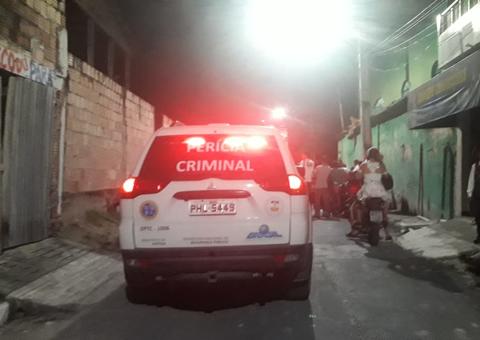 Com golpes de faca e tiros, homem é encontrado morto no meio da rua em Manaus