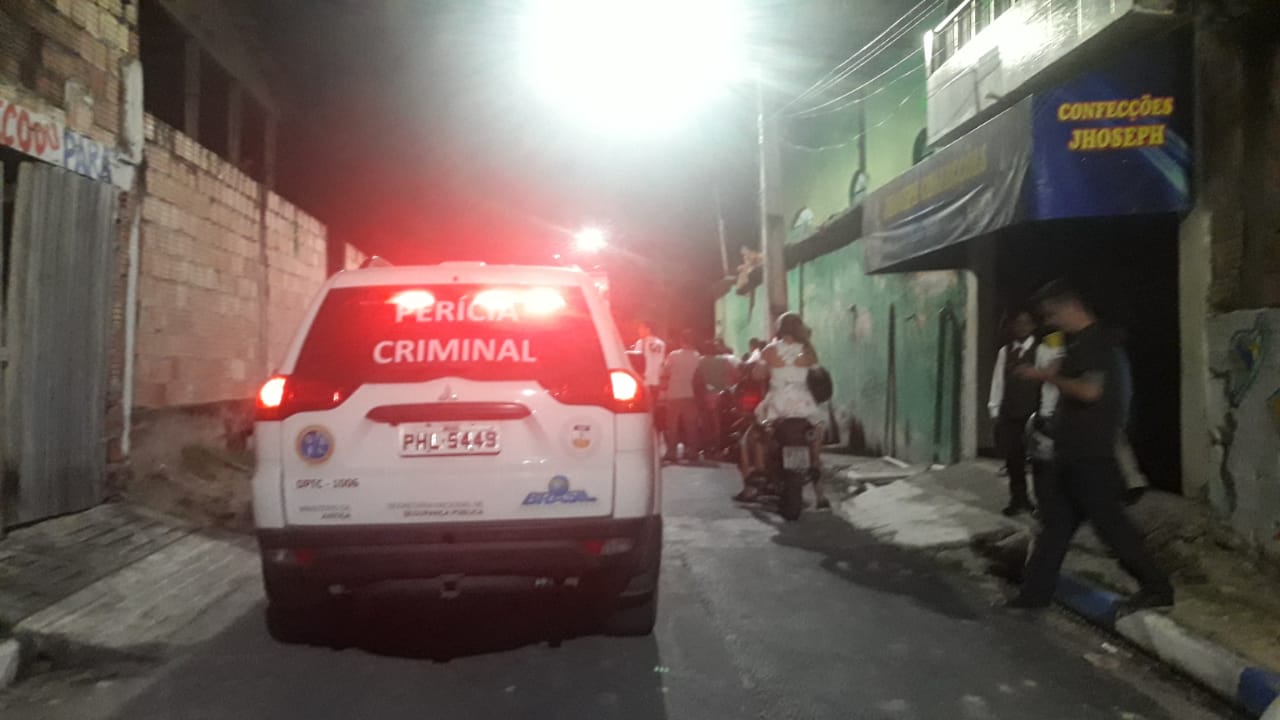 Com golpes de faca e tiros, homem é encontrado morto no meio da rua em Manaus