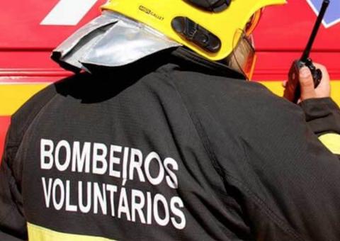 Carro com 7 jovens bate em portão de casa e cai em córrego