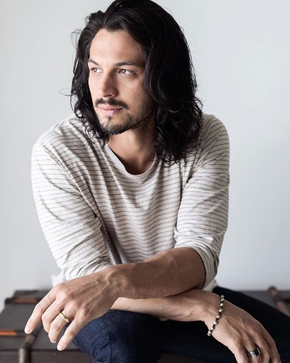 Rômulo Estrela radicaliza com novo visual após fim de 'Deus Salve o Rei'