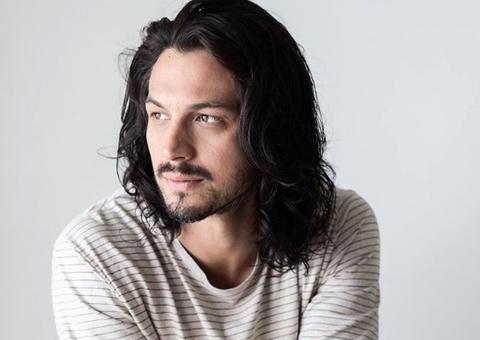 Rômulo Estrela radicaliza com novo visual após fim de 'Deus Salve o Rei'