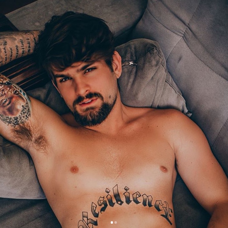 Sucesso na internet, filho gato de Saulo posa sensual