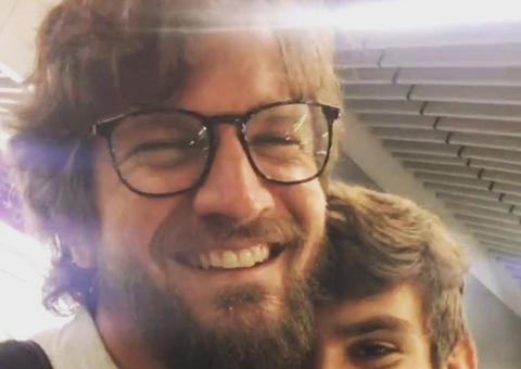 Sucesso na internet, filho gato de Saulo posa sensual