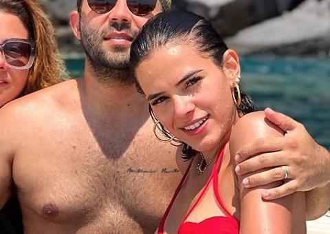 Bruna Marquezine mostra primeiras fotos de férias paradisíacas na Grécia