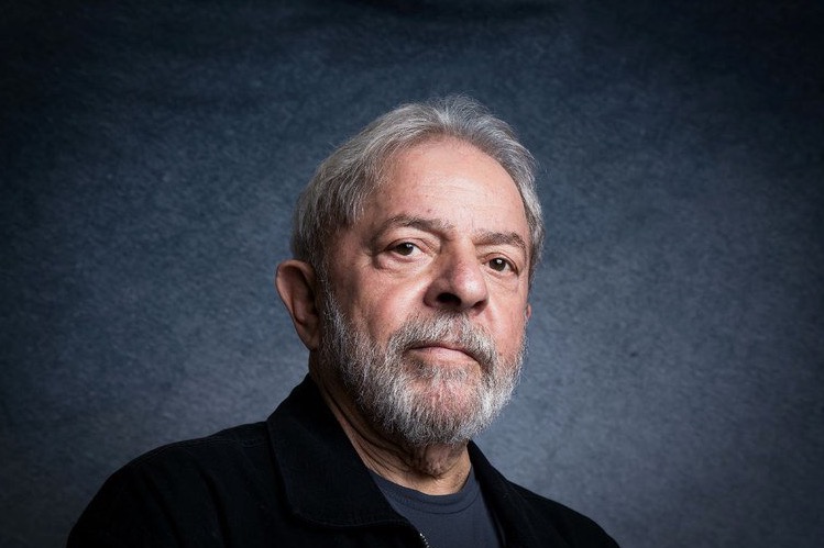 Por aclamação e sem vice, PT oficializa Lula à Presidência