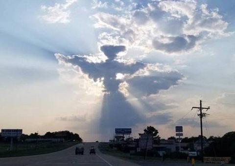Jovem flagra 'Anjo do Texas' e foto viraliza na internet