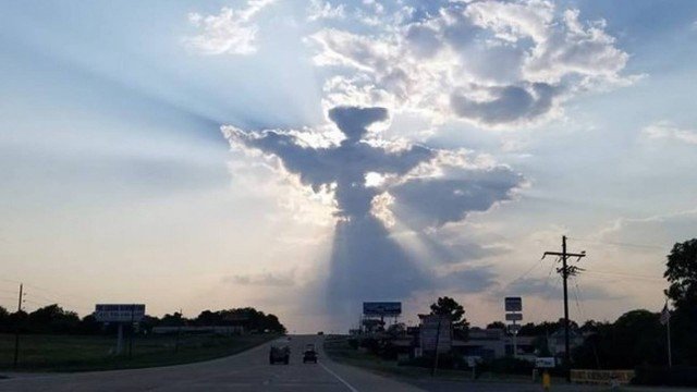 Jovem flagra 'Anjo do Texas' e foto viraliza na internet