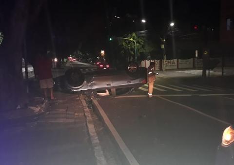 Carro capota e deixa mulher ferida em Manaus