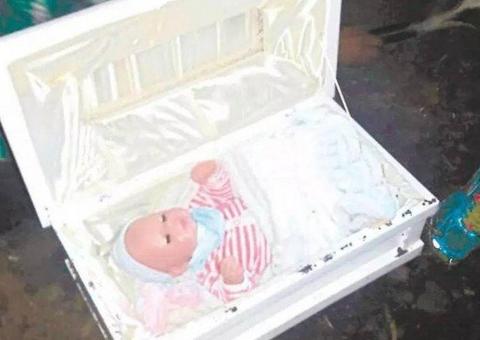 Pai encontra boneca ao abrir caixão de bebê e descobre verdade cruel sobre filhas