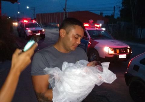Ambulância não chega a tempo e policial militar realiza parto de jovem em Manaus