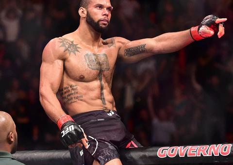 Lutador ri enquanto apanha em luta com brasileiro no UFC 