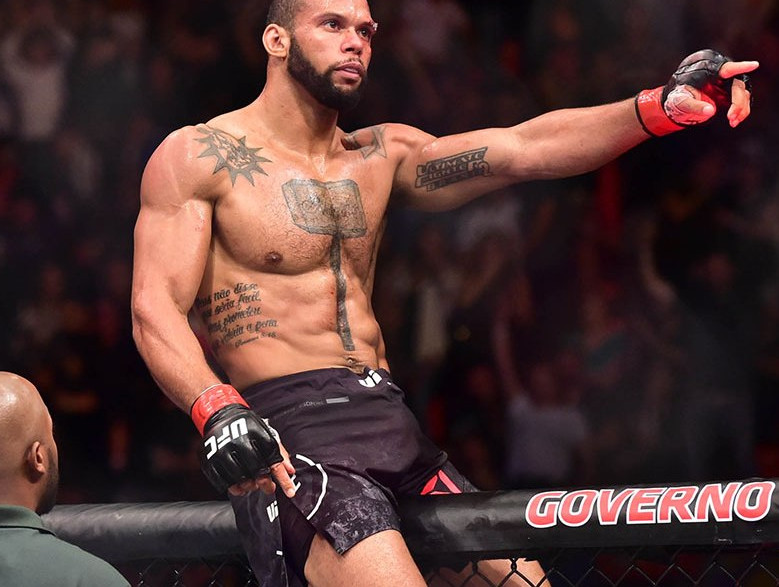 Lutador ri enquanto apanha em luta com brasileiro no UFC 