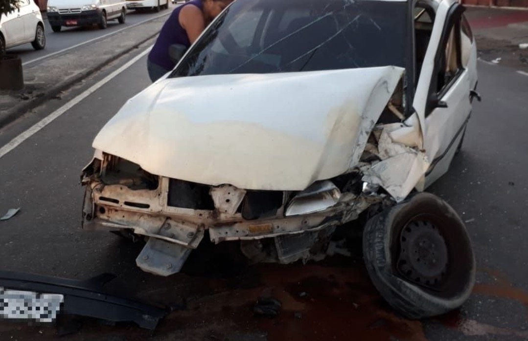 Em Manaus, carro desgovernado se choca com poste em avenida 