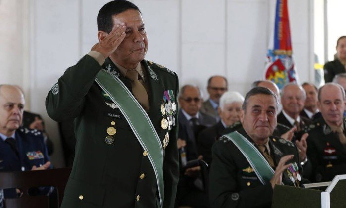 Bolsonaro anuncia general Mourão como vice