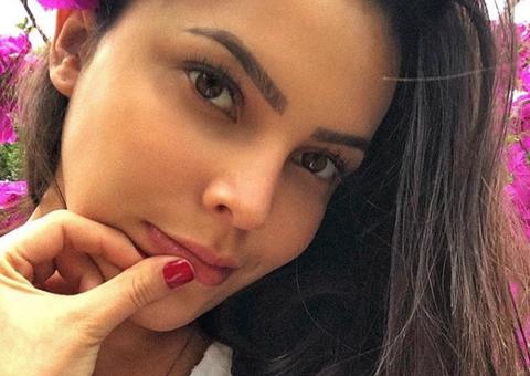 Ex-BBB Emilly ostenta curvas naturais em foto de biquíni