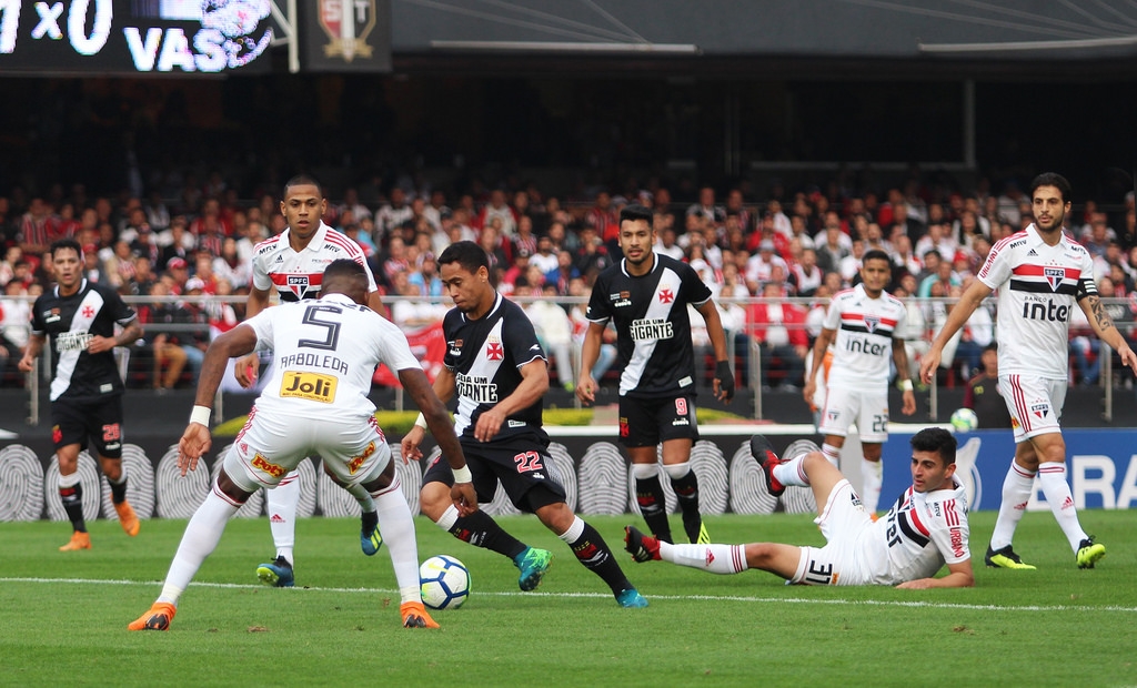 São Paulo marca no fim e derrota o Vasco por 2 a 1