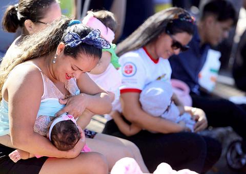 “Hora do Mamaço” na PontaNegra alerta para a importância do leite materno