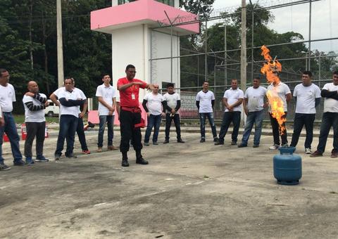 Agentes penitenciários aprendem noções básicas de  prevenção e combate a incêndio