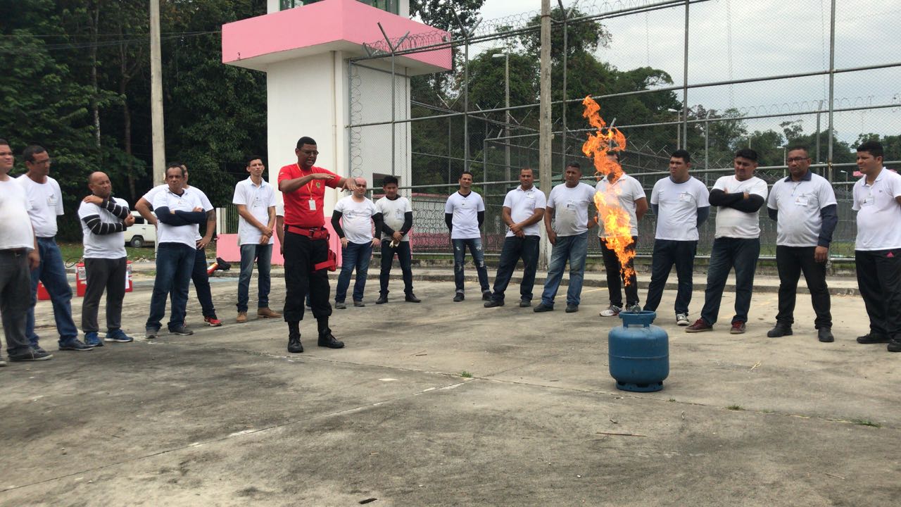 Agentes penitenciários aprendem noções básicas de  prevenção e combate a incêndio