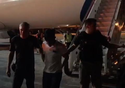 Sob forte escolta policial 'Cagão' desembarca em aeroporto de Manaus