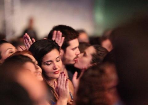 Aos beijos, Juliana Paiva e Nicollas Prattes assumem namoro em festa