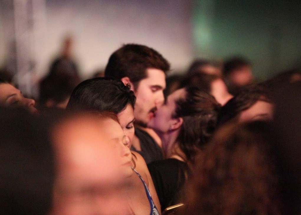 Aos beijos, Juliana Paiva e Nicollas Prattes assumem namoro em festa