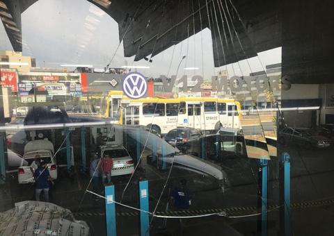 Carro explode em concessionária e mecânico fica ferido