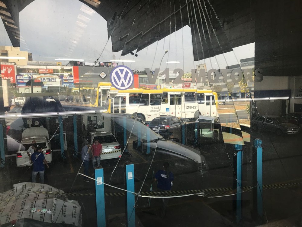 Carro explode em concessionária e mecânico fica ferido