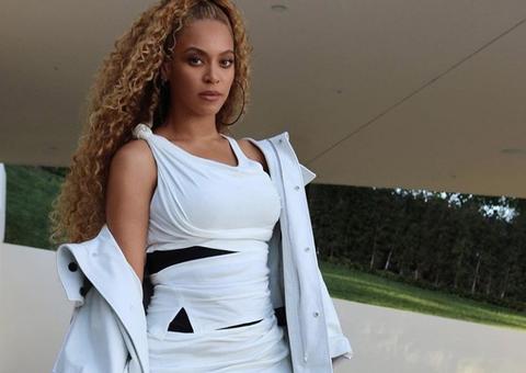 Beyoncé diz que já aprendeu a lidar com ’barriguinha de mamãe’ 