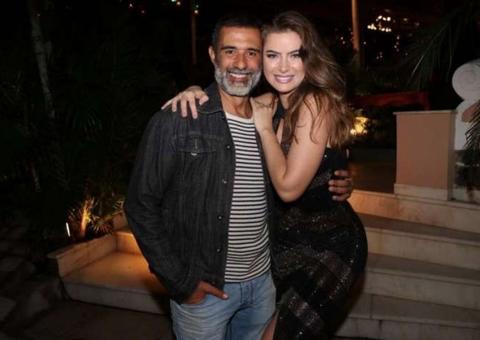 Rayanne Morais troca beijos com Marcos Pasquim em banheiro de festa de aniversário