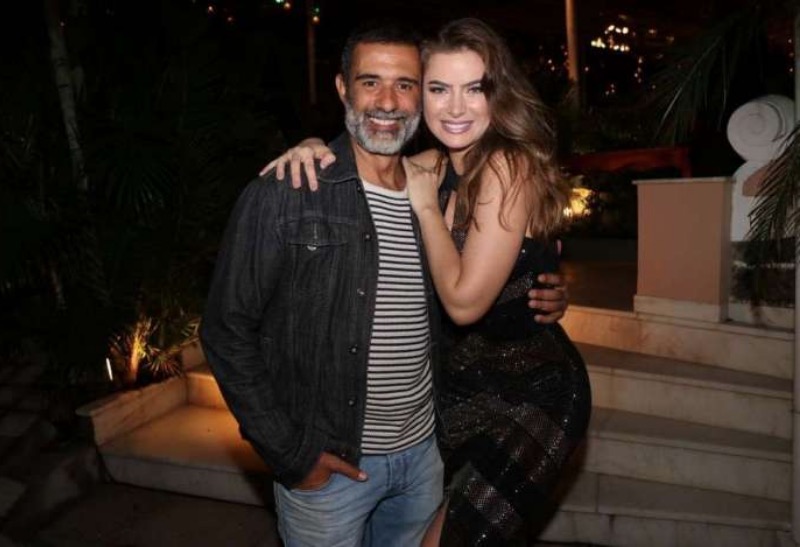 Rayanne Morais troca beijos com Marcos Pasquim em banheiro de festa de aniversário