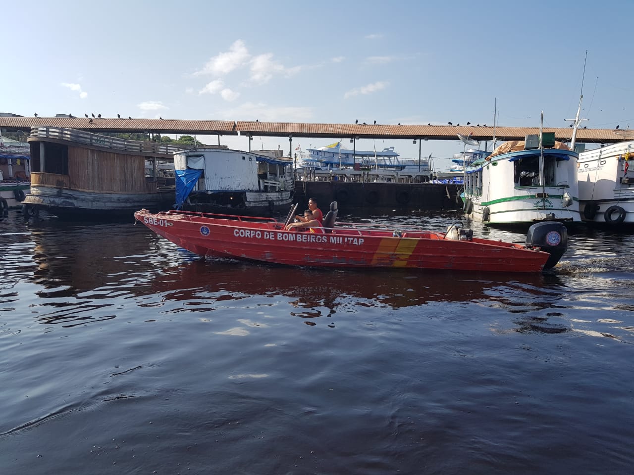 Corpo de homem é encontrado boiando em orla de Manaus 