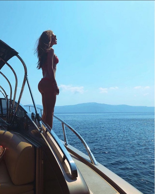 Marina Ruy Barbosa posa de biquíni na Grécia e bumbum ‘perfeito’ chama atenção