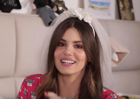 Camila Queiroz revela que convite para cantar com Luan Santana surgiu após gafe 