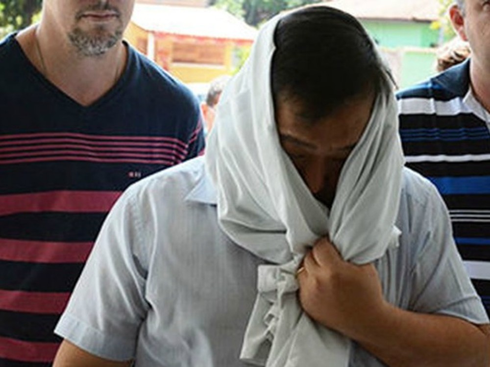 Médico acusado de abusar de pacientes deixa a prisão para cirurgia de emergência